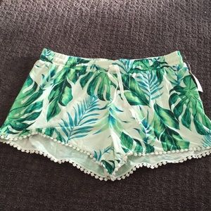 Cute knit hot shorts.